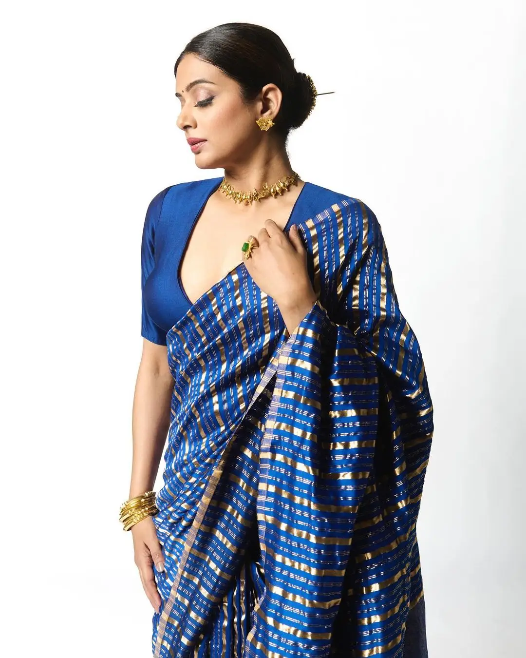 PRIYAMANI IN SOUTH INDIAN TRADITIONAL BLUE SAREE BLOUSE 4